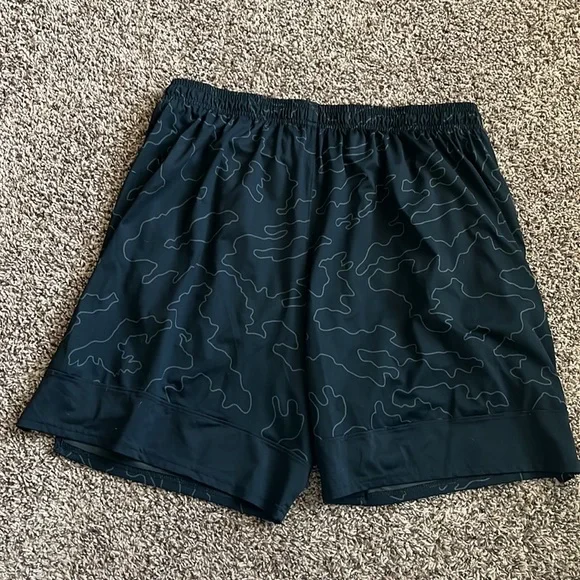 Sold Under Armour XXL Shorts - Picture 3 of 3